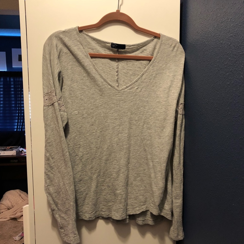 grey long sleeve shirt